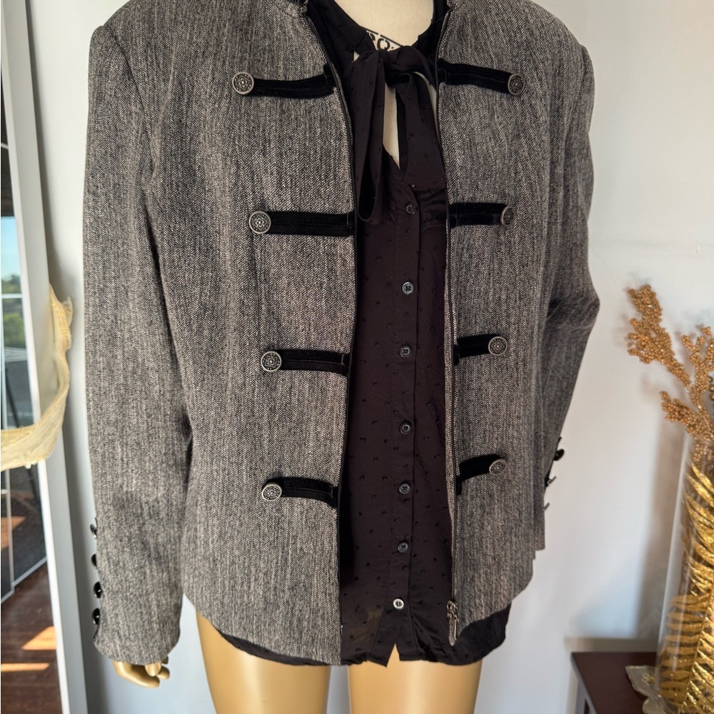 Conrad C Women's Military-Style Jacket with gorgeous buttons. Ptp 23”length22.5” - Picture 6 of 14